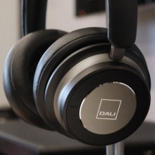 Чому нові бездротові навушники DALI IO змушують інших виробників нервувати